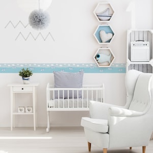 Kinderzimmer Bordüre maritim in Blau | Wolken Tapete mit Boot und Meer ideal für Babyzimmer | Selbstklebende Bordüre aus Vlies