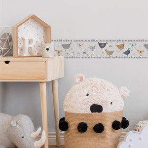 Hühner Tapete für Kinderzimmer in Hellgrau | Babyzimmer Bordüre selbstklebend | Vlies Kindertapete mit Tieren ideal für Jungen und Mädchen