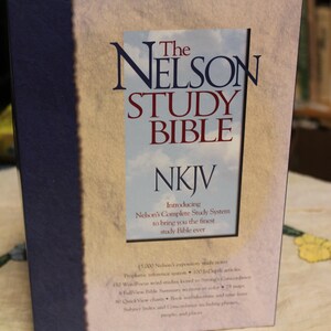 The Nelson Study Bible, Nelson&#39;s Complete Study System / NKJV, Black Bonded Leather, Gilded Gold Page Edges / Religion