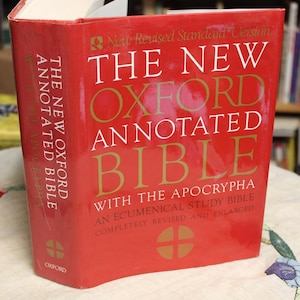 The New Oxford Annotated Bible with Apocrypha, Ecumenical Study Bible, Revised, Enlarged / Bruce Metzger / 1994 Hardcover/ Reference