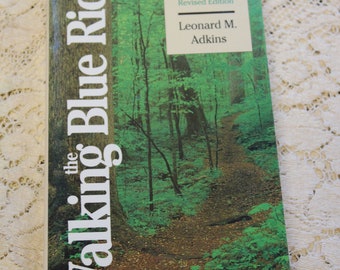 Walking The Blue Ridge, Guide to the Trails of the Blue Ridge Parkway / Leonard Adkins / Couverture souple vintage 1994 / Appalachian Trail, Voyage