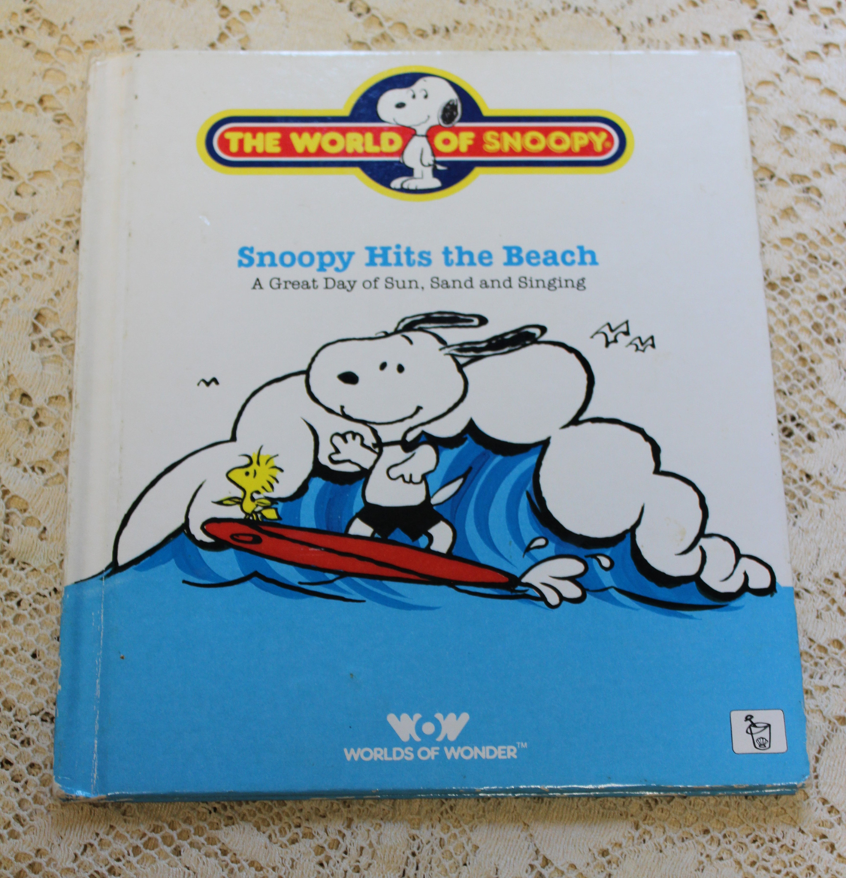 The World of Snoopy, Snoopy Hits the Beach / Charles Schultz