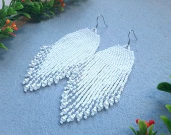 Pendientes de cuentas para boda Pendientes de flecos largos Pendientes boho de cuentas de semillas blancas Pendientes llamativos para mujer