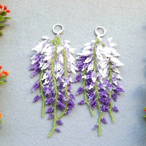 Orecchini con perline di glicine viola, orecchini con frange lunghe, orecchini con fiori da sposa, orecchini pendenti a lampadario con fiori viola primaverili