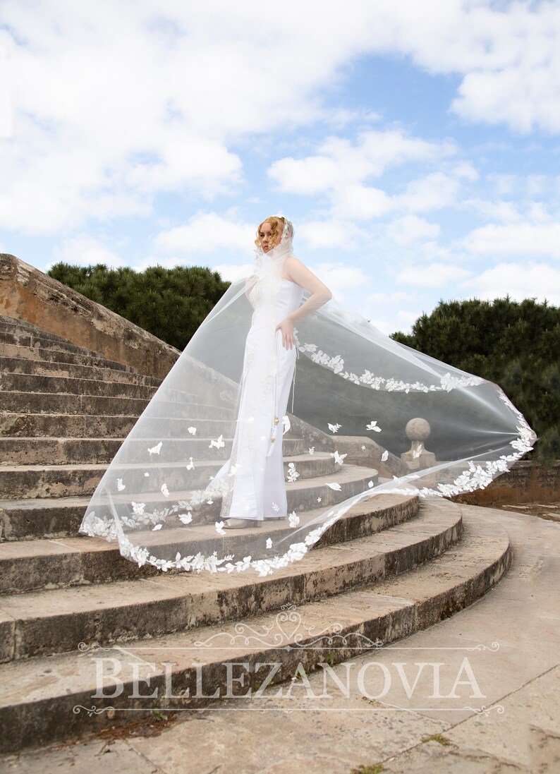 Chapel / Cathedral Wedding Veil Lace Trim Bridal Veil 2 Tires Tulle Long Veil Metal Comb