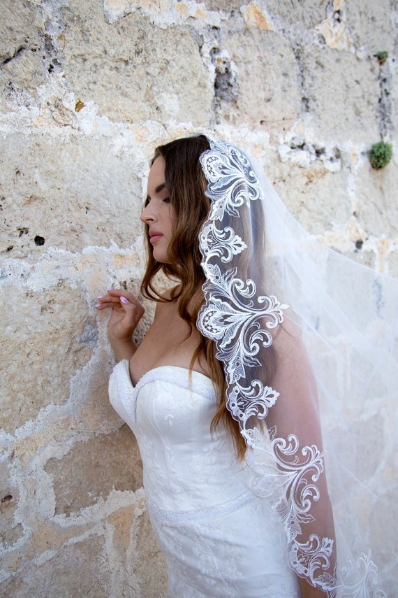 Voile brodé mariage sale