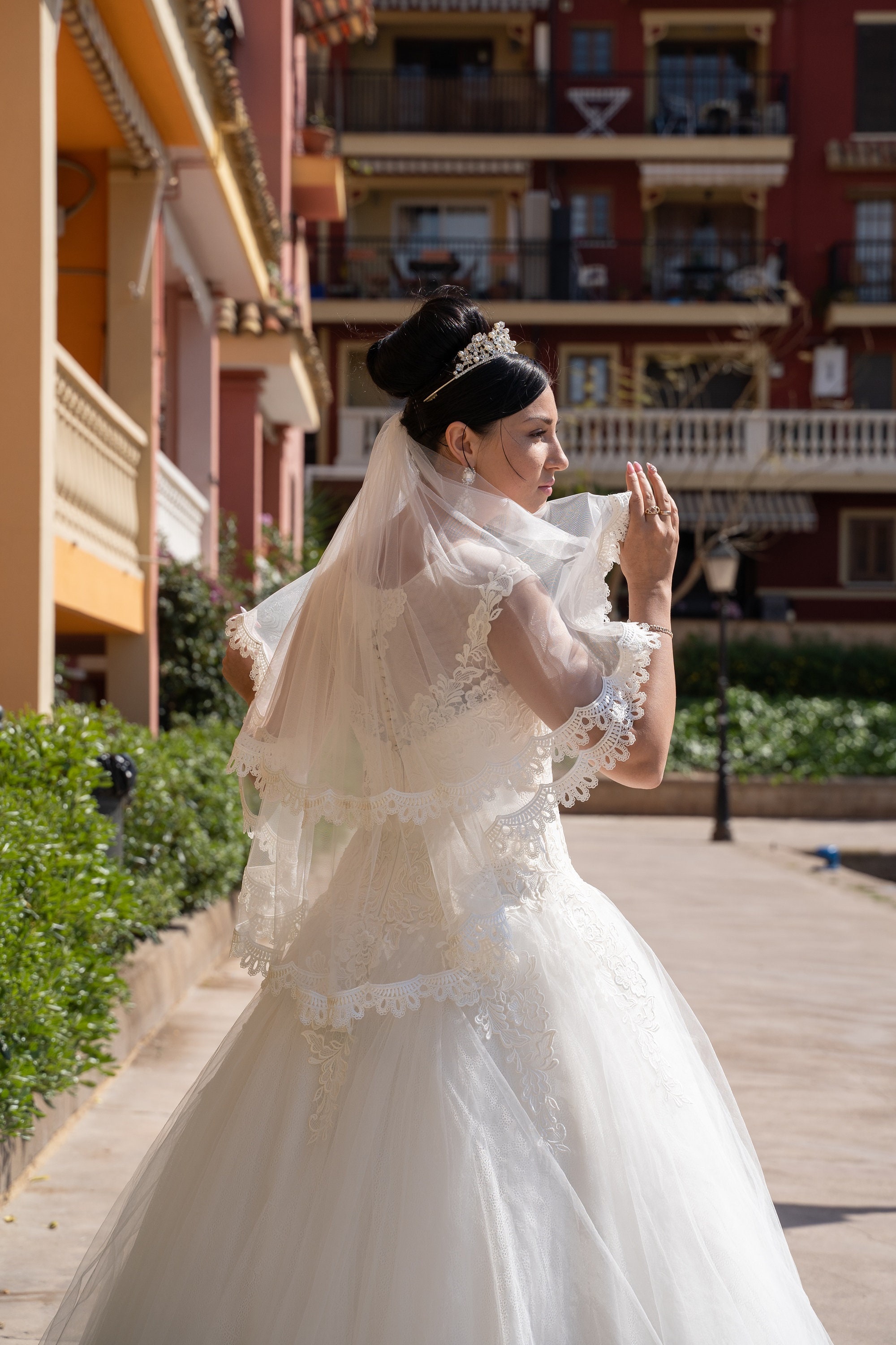 Velo de novia de encaje corto en dos niveles Velo de novia