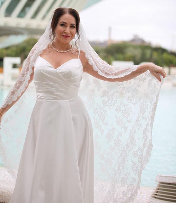 Lace Mantilla Wedding veil, Mantilla veil, Lace veil, Wedding veil, Ballet length veil, Chantilly Lace veil, Mantilla Lace Wedding Veil