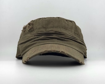 Gorra militar verde estilo grunge Y2K desgastada con pátina perfecta y pliegues.