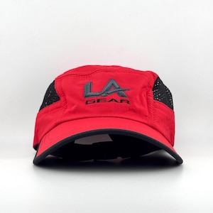 LA Gear Löparkeps med nätpaneler, röd och svart, lättviktig utomhuskeps, justerbar rem, broderad logotyp, Y2K-stil, Gorpcore, 2000-tal