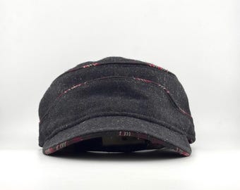 Gorro militar vintage de lana y viscosa Woolrich, forro de tartán a cuadros, ideal para invierno y actividades al aire libre. Talla única. Estilo clásico tradicional.