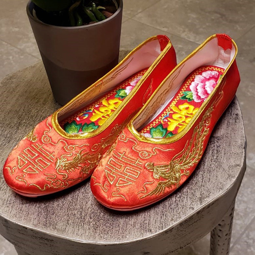 Asian Chinese Traditional Shoes Bride Red Xiuhe Suit Embroidered Shoes,  China Peking Opera Handmade Embroider… | Embroidered shoes, Princess shoes,  Embroidery shoes
