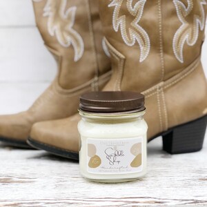 Magasin de selles | Bougie de soja | Pot Mason | Bougie de 8 oz | Bougie en cuir | Parfum de cowboy | Cuir véritable | Bougie du Texas | Décor de havre de paix