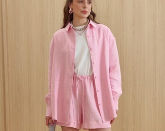 Conjunto Blush Linen Breeze: conjunto de camisa y pantalones cortos rosa suave para mujer, dos piezas de corte relajado para verano en lino 100 % natural.