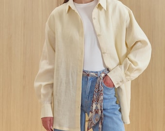 Camisa de lino color marfil para mujer, blusa color crema natural con botones, 100 % lino suavizado, top de verano de corte holgado, look minimalista, ligero y neutro.