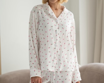 Pijama de muselina blanca con estampado de tulipanes, camisa de algodón abotonada y pantalón ajustado, suave gasa doble para noches acogedoras.