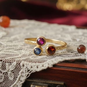 Ring natuurlijke hessoniet granaat, robijn en saffier: 22k verguld sterlingzilver, ring met drie stenen, minimalistische ring, damesring, cadeau voor haar