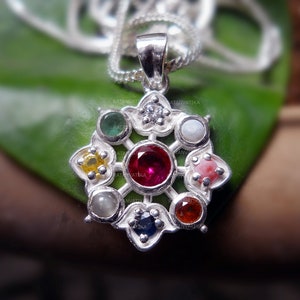 Natürliche Navratna Edelsteine Anhänger Neun Stein Anhänger Halskette / Neun Stein Astrologie Geburtsstein für Unisex 925 Sterling Silber Geschenk Anhänger