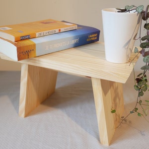 Physiological stool in solid pine