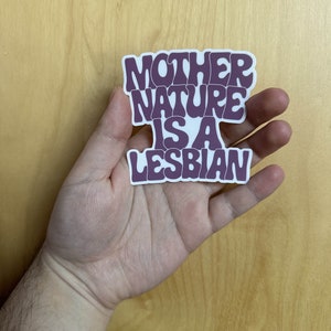 "Lesbischer Aufkleber ""Mutter Natur ist eine Lesbe"" Vinyl Die Cut Matte Purple queer Gay Aufkleber."