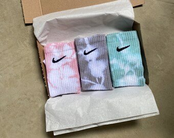 Tie dye Nike Socken perfekt für den Sommer|Batiksocken| gefärbte Tennissocken| Sneakersocken| Tennissocken|Sportsocken|Geschenkidee|Batik|