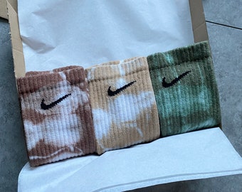 Calcetines Nike tie dye swoosh hechos a mano en tonos neutros de otoño| calcetines teñidos| calcetines tie-dye| ropa teñida a mano | Medias| idea de regalo