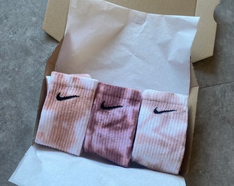 Tie dye/batik Nike chaussettes neutre|unisexe|chaussettes de sport|fait main|chaussettes homme| chaussettes femme | hChaussettes de tennis| idée cadeau|cadeau