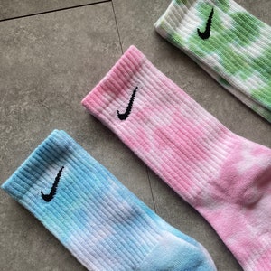 Chaussettes nike pastel tie-dye/batik chaussettes faites à la main Cadeau pour elle et lui idée cadeauchaussettes faites main Chaussettes femmeChaussettes homme image 3