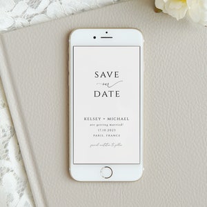 Puede incluir: La pantalla de un teléfono inteligente blanco muestra un anuncio de guardar la fecha para la boda de Kelsey y Michael en París, Francia el 17 de octubre de 2023.