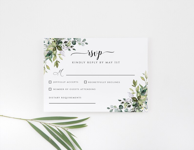 Puede incluir: Una tarjeta RSVP blanca con un dise&ntilde;o floral verde. El texto de la tarjeta dice "RSVP" y "Por favor, responda antes del 1 de mayo". Hay casillas de verificaci&oacute;n para "Acepta con gusto" y "Rechaza con pesar". Hay un espacio para el n&uacute;mero de invitados que asistir&aacute;n y los requisitos diet&eacute;ticos.