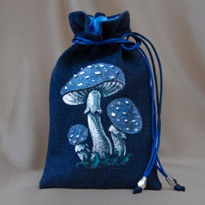 Sacchetto per tarocchi blu navy con fungo amanita dipinto a mano, regalo spirituale per la mamma