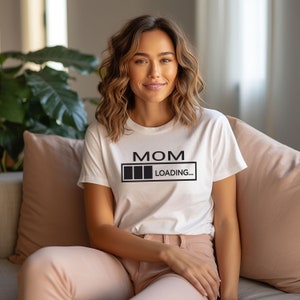 Bluza z napisem „Tata ładuje”, bluza z napisem „Mama ładuje”, bluza z napisem „Ogłoszenie ciąży”, nowa koszulka dla taty, koszulki z napisem „Baby Shower”, koszulka z napisem „Ujawnienie ciąży”
