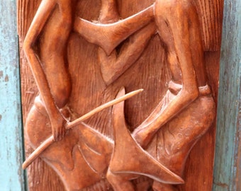 Talla de madera tribal de dos niñas Watusi bailando en relieve
