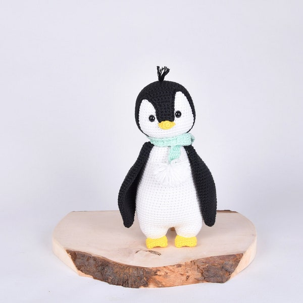 Handgefertigter gehäkelter Pinguin, Amigurumi, Kuscheltier, gehäkelt aus Baumwolle, Spielzeug, handmade, Geschenk für Kinder zu Ostern