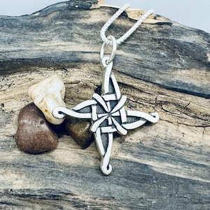 Colgante de cruz de Santa Brígida en plata de ley