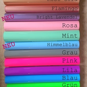 Pode incluir: Uma variedade de folhas de vinil em diferentes cores, incluindo preto, branco, ouro rosa, flamingo, lavanda brilhante, rosa, menta, azul celeste, cinza, rosa, roxo, azul, verde, amarelo, laranja e vermelho. As folhas s&atilde;o etiquetadas com os nomes alem&atilde;es de cada cor.