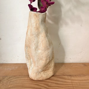 Vase wabi sabi en céramique fait à la main, vase rustique avec forme organique, vase minimal, art wabi sabi, nouveau cadeau à la maison, ceinture de pendaison de crémaillère image 6