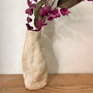 Vase wabi sabi en céramique fait à la main, vase rustique avec forme organique, vase minimal, art wabi sabi, nouveau cadeau à la maison, ceinture de pendaison de crémaillère image 1