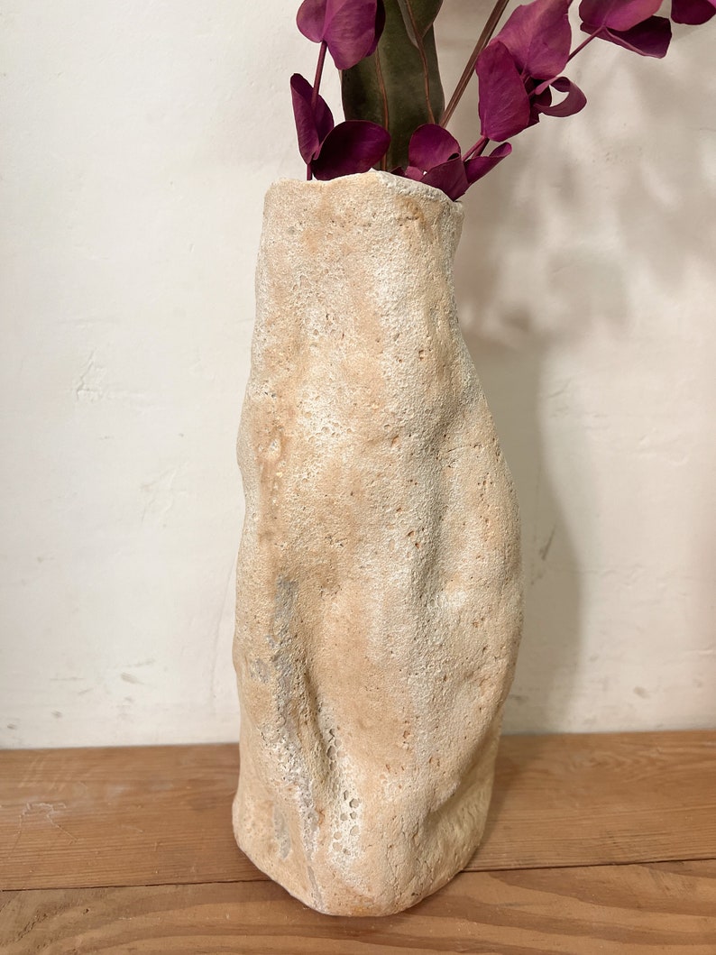 Vase wabi sabi en céramique fait à la main, vase rustique avec forme organique, vase minimal, art wabi sabi, nouveau cadeau à la maison, ceinture de pendaison de crémaillère image 5