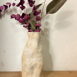 Vase wabi sabi en céramique fait à la main, vase rustique avec forme organique, vase minimal, art wabi sabi, nouveau cadeau à la maison, ceinture de pendaison de crémaillère image 9