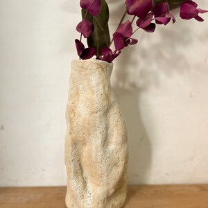 Vase wabi sabi en céramique fait à la main, vase rustique avec forme organique, vase minimal, art wabi sabi, nouveau cadeau à la maison, ceinture de pendaison de crémaillère image 7