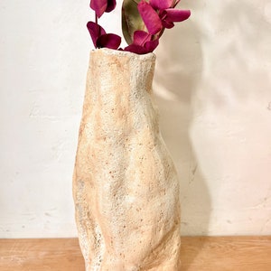 Vase wabi sabi en céramique fait à la main, vase rustique avec forme organique, vase minimal, art wabi sabi, nouveau cadeau à la maison, ceinture de pendaison de crémaillère image 8