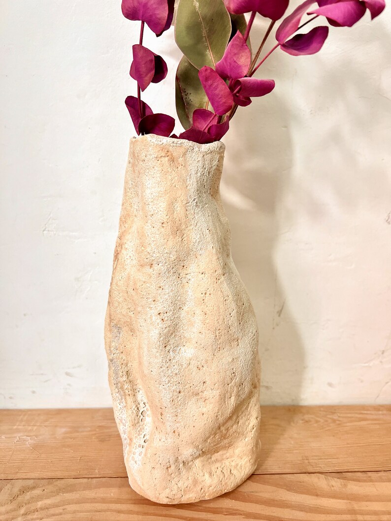 Vase wabi sabi en céramique fait à la main, vase rustique avec forme organique, vase minimal, art wabi sabi, nouveau cadeau à la maison, ceinture de pendaison de crémaillère image 8