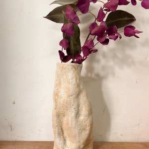 Vase wabi sabi en céramique fait à la main, vase rustique avec forme organique, vase minimal, art wabi sabi, nouveau cadeau à la maison, ceinture de pendaison de crémaillère image 10