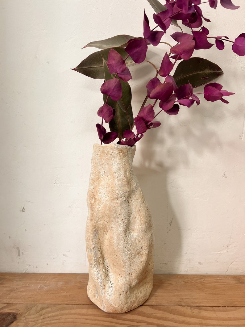 Vase wabi sabi en céramique fait à la main, vase rustique avec forme organique, vase minimal, art wabi sabi, nouveau cadeau à la maison, ceinture de pendaison de crémaillère image 10