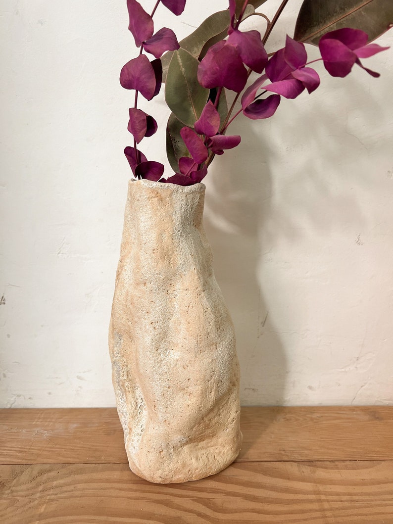 Vase wabi sabi en céramique fait à la main, vase rustique avec forme organique, vase minimal, art wabi sabi, nouveau cadeau à la maison, ceinture de pendaison de crémaillère image 6