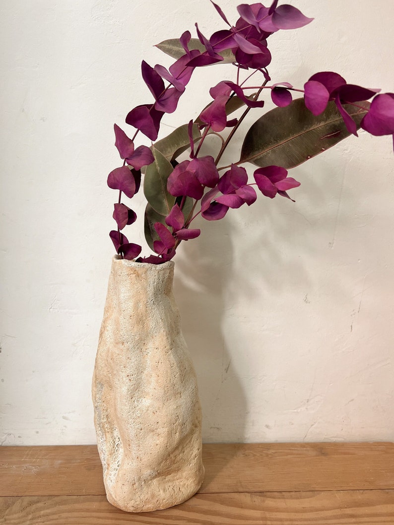 Vase wabi sabi en céramique fait à la main, vase rustique avec forme organique, vase minimal, art wabi sabi, nouveau cadeau à la maison, ceinture de pendaison de crémaillère image 1