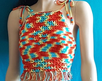 Sexy Häkeltop in Batik-Optik für Festival/Party | Crop Top in bunten Regenbogen-Farben | Bustier in Hippie-Stil mit Fransen und Holzperlen