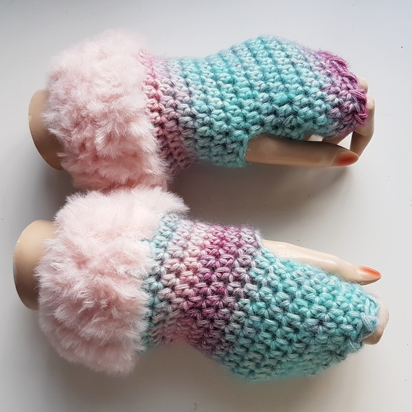 Chauffe-bras au crochet à la menthe et rose avec une fourrure imitation douce et câline | Gants sans doigts avec dégradé | Gants crochetés / chauffe-pouls chaud