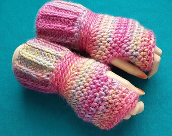 Fingerless Gloves in hellen Bonbonfarben | Warme Häkel-Armstulpen mit Farbverlauf | Pulswärmer in Pastellfarben | Kuschelweiche Handschuhe